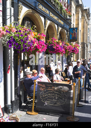 dh Lawnmarket THE ROYAL MILE EDINBURGH Deacon Brodies Tavern Alfresco Pubs brodie Pub schottland Bier Bars Menschen Stockfoto