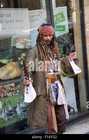 Ein Johnny Depp aussehen gleichermaßen unterhaltsam Touristen in Liberty Square in Sarlat, Aquitanien Stockfoto