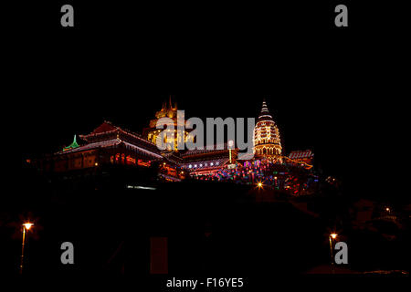 Digital Posterized Version von Penangs Kek Lok Si-Tempel bei Nacht. Rauen Tonänderungen verbessern die komplizierte Details. Stockfoto