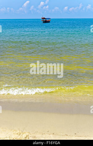 Sokha Beach, Sihanoukville, Kambodscha, weißen Sand, blauer Himmel, blaues Meer, Palm Hütten, Fähre, ruhig, locker Stockfoto