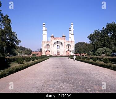 Blick auf Akbars Mausoleum in Sikandra nahe Agra, Uttar Pradesh, Indien. Stockfoto