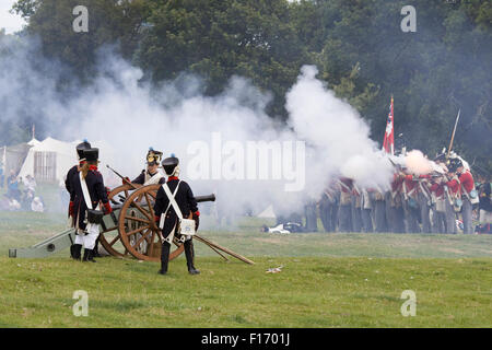 Reenactment der 33rd Regiment Fußsoldaten im Kampf Stockfoto