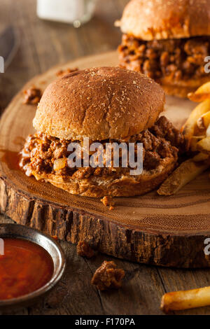 Hausgemachte BBQ Sloppy Joe Sandwiches mit Pommes frites Stockfoto
