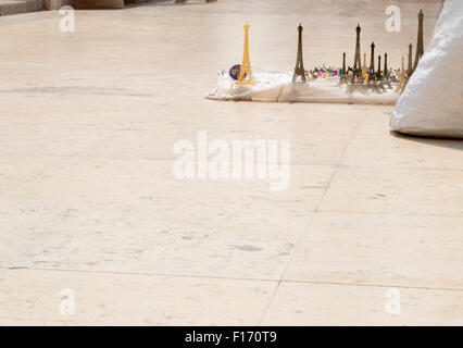 Illegale Verkauf von Souvenirs der Eiffelturm in Paris, Frankreich Stockfoto