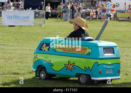 Mann in ein Scooby-Doo-Kinder die Geheimnis-Maschine Mini van hausieren Stockfoto