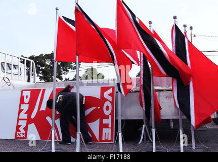 St. Augustine, Trinidad und Tobago. 27. August 2015. Das Logo der politischen Partei, PNM und nationale Flagge von Trinidad und Tobago sind zusammengebaut, um einer öffentlichen Kundgebung im Rahmen der allgemeinen Wahlkampagne am 27. August 2015 in St. Augustine, Trinidad zu schmücken.  Wahlen werden am 7. September 2015 statt. Bildnachweis: SEAN DRAKES/Alamy Live-Nachrichten Stockfoto