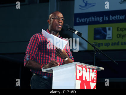 St. Augustine, Trinidad und Tobago. 27. August 2015. Keith Christopher Rowley, Führer der Opposition und Mitglied des Repräsentantenhauses für Diego Martin West, spricht auf einer Kundgebung im Rahmen der Kampagne Parlamentswahlen am 27. August 2015 in St. Augustine, Trinidad.  Dr. Rowley ist der Kandidat, der die Menschen nationale Bewegung (PNM), der nächste Ministerpräsident sein, wenn Wahlen am 7. September 2015 durchgeführt werden. Bildnachweis: SEAN DRAKES/Alamy Live-Nachrichten Stockfoto