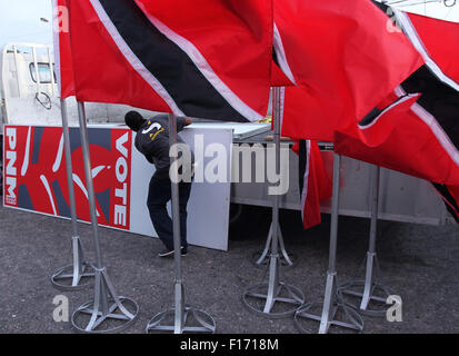 St. Augustine, Trinidad und Tobago. 27. August 2015. Das Logo der politischen Partei, PNM und nationale Flagge von Trinidad und Tobago sind zusammengebaut, um einer öffentlichen Kundgebung im Rahmen der allgemeinen Wahlkampagne am 27. August 2015 in St. Augustine, Trinidad zu schmücken.  Wahlen werden am 7. September 2015 statt. Bildnachweis: SEAN DRAKES/Alamy Live-Nachrichten Stockfoto