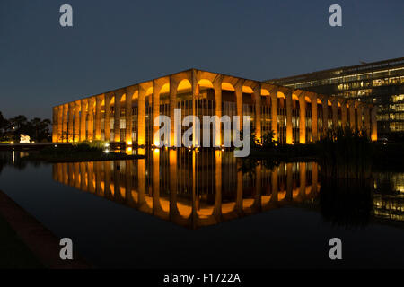 Die Itamaraty Palace in der Nacht Stockfoto