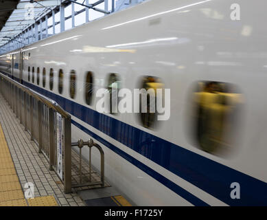 Japan Rail Hochgeschwindigkeitszug (Shinkansen) fährt in einer Unschärfe von Kyoto Station Stockfoto