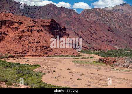 Quebrada de Cafayate entlang der Überschwemmungen Rio de Las Conchas in Provinz Salta, Argentinien. Autobahn in Ferne sichtbar. Stockfoto