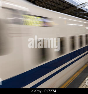 Hochgeschwindigkeitszug (Shinkansen) fährt in einer Unschärfe der Bewegung vom Bahnhof Kyoto Stockfoto