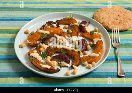 Marokkanische Squash Salat mit Tahini und Zitronen-Dressing. Stockfoto