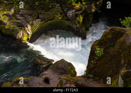 dieser Schuss Wasserfälle von oben geschossen haben in glatte Runde Pools im Laufe der Jahre die Lava-Gestein geschnitzt. Stockfoto