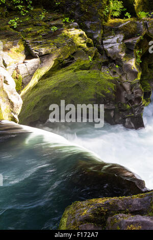 dieser Schuss Wasserfälle von oben geschossen haben in glatte Runde Pools im Laufe der Jahre die Lava-Gestein geschnitzt. Stockfoto