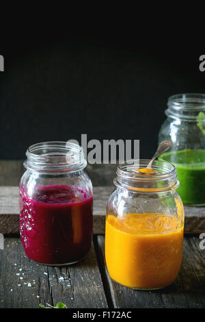 Sortiment an Gemüse Smoothies aus Karotten, rote Beete und Spinat in Glas Gläser. Über alten Holztisch. Dunkel rustikalen Stil, nat Stockfoto