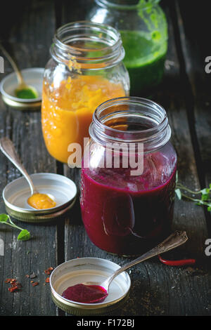 Sortiment an Gemüse Smoothies aus Karotten, rote Beete und Spinat in Glas Gläser. Über alten Holztisch mit Vintage Löffeln und Stockfoto