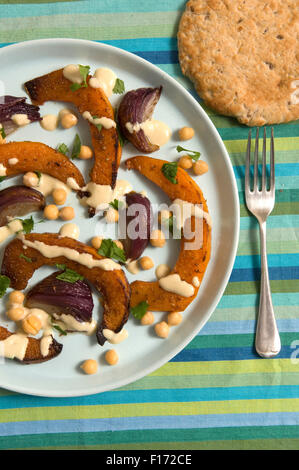 Marokkanische Squash Salat mit Tahini und Zitronen-Dressing. Stockfoto