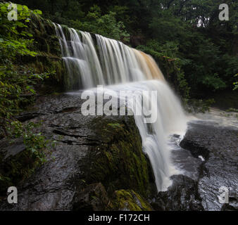 Riesigen zulasten Wasserfall am Fluss Mellte, in der Nähe von Pontneddfechan in Süd-Wales, UK. Stockfoto