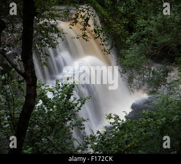 Riesigen zulasten Wasserfall am Fluss Mellte, in der Nähe von Pontneddfechan in Süd-Wales, UK. Stockfoto