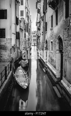 Schwarz weiße nad Kanal und Gondel in Venedig, Italien Stockfoto