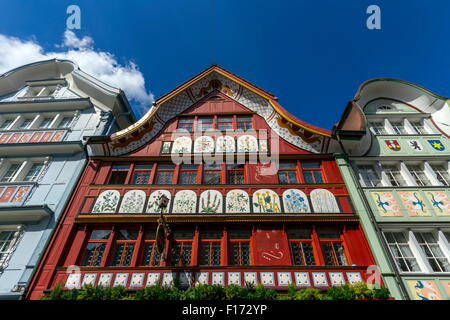 Berühmte typische Häuser im Dorf Appenzell Beautoful tagsüber, Schweiz Stockfoto