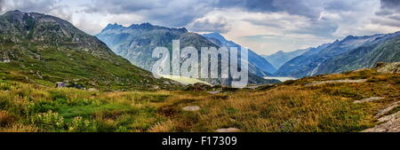 Blick auf Tal Hasli vom Grimselpass von bewölktem, Kanton Bern, Schweiz Stockfoto