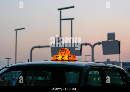 Taxi Kabinendach mit Licht am frühen Morgen, Flughafen in Japan. Stockfoto