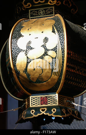 Riesige Gold und schwarz Laterne mit chinesischen Zeichen Kanji geschrieben des Gesichts Stockfoto