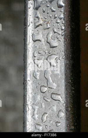 Edelstahl-Bar mit Wassertropfen auf der Oberfläche Stockfoto