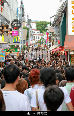 Menschenmenge Takeshita Straße in Harajuku Japan Stockfoto