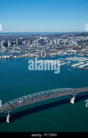 Auckland Harbour Bridge, Waitemata Harbour und CBD, Auckland, Nordinsel, Neuseeland - Antenne Stockfoto