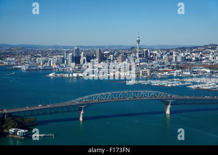 Auckland Harbour Bridge, Waitemata Harbour und CBD, Auckland, Nordinsel, Neuseeland - Antenne Stockfoto