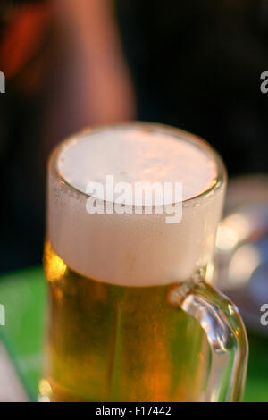 Glas Lagerbier mit Schaum Schaum Kopf Schärfentiefe Stockfoto