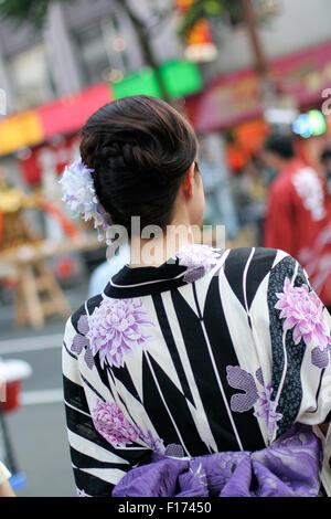 Frauen tragen einen lila rosa schwarz / weiß Yukata kimono Stockfoto