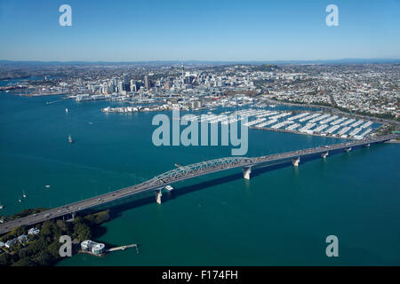 Auckland Harbour Bridge, Waitemata Harbour und CBD, Auckland, Nordinsel, Neuseeland - Antenne Stockfoto