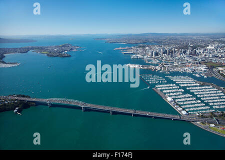 Auckland Harbour Bridge, Westhaven Marina, Waitemata Harbour und CBD, Auckland, Nordinsel, Neuseeland - Antenne Stockfoto