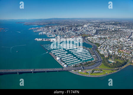 Auckland Harbour Bridge, Westhaven Marina, Waitemata Harbour und CBD, Auckland, Nordinsel, Neuseeland - Antenne Stockfoto