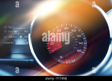Geschwindigkeit über Grund Drehzahlmesser. Speed Control modernes Auto Armaturenbrett Konzept. Stockfoto