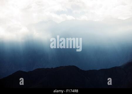 Licht durch die Wolken. Scenic Mountain Sonnenstrahlen durch die Wolken kommen. California, United States. Stockfoto