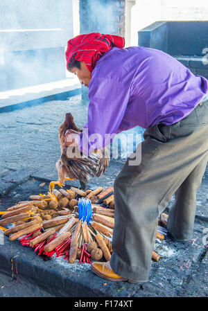 Guatemaltekische Mann nehmen Teil in einer traditionellen Maya-Zeremonie in Chichicastenango, Guatemala Stockfoto