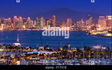 Malerische San Diego Panorama in der Nacht. Shelter Island Yacht Basin, North San Diego Bay, Americas Cup Hafen und die Stadt San Diego Stockfoto