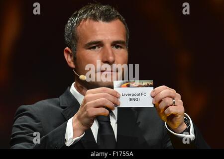 Monaco, Monaco. 28. August 2015. Ehemaliger Schweizer Spieler ALEXANDER FREI zeigt den Namen des FC Liverpool während der UEFA Europa League zieht 2015 - 16 im Grimaldi Forum. Bildnachweis: Marcio Machado/ZUMA Draht/Alamy Live-Nachrichten Stockfoto