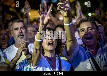 Barcelona, Katalonien, Spanien. 28. August 2015. Fans rufen Parolen während des "Festival der Kandidaten" des Pro-Unabhängigkeit parteiübergreifenden Wählerverzeichnisses "Junts Pel Si" (gemeinsam für das ja) in Barcelona. Bildnachweis: Matthias Oesterle/ZUMA Draht/Alamy Live-Nachrichten Stockfoto