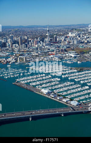 Auckland Harbour Bridge, Westhaven Marina, Waitemata Harbour und CBD, Auckland, Nordinsel, Neuseeland - Antenne Stockfoto