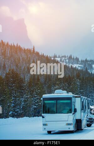 Winter Rving. Klasse ein Freizeit-Fahrzeug auf dem Park-Parkplatz mit Schnee bedeckt. Winter-Boondocking. Stockfoto