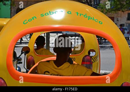 Rückansicht des Wartens Co Co Taxis in tropischen gelb mit Orange trimmen, in Havanna Kuba Stockfoto