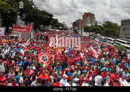 Caracas, Venezuela. 28. August 2015. Bewohner nehmen Teil an einer Demonstration gegen Paramilitarismus in Caracas, Venezuela, am 28. August 2015. Laut lokalen Presseberichten wurde der Marsch zur Unterstützung der Schließung der Grenze mit Kolumbien statt. Bildnachweis: Str/Xinhua/Alamy Live-Nachrichten Stockfoto