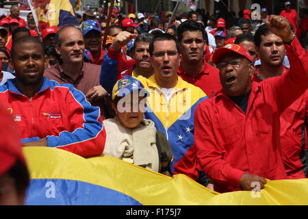 Caracas, Venezuela. 28. August 2015. Der venezolanische Vizepräsident Jorge Arreaza (2. R Front) nimmt Teil an einer Demonstration gegen Paramilitarismus in Caracas, Venezuela, am 28. August 2015. Laut lokalen Presseberichten wurde der Marsch zur Unterstützung der Schließung der Grenze mit Kolumbien statt. Bildnachweis: Gregorio Teran/AVN/Xinhua/Alamy Live-Nachrichten Stockfoto