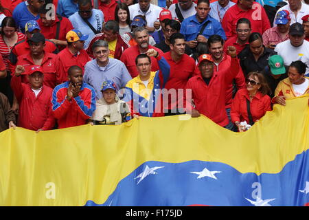 Caracas, Venezuela. 28. August 2015. Venezuelan Vice President Jorge Arreaza (C) nimmt Teil an einer Demonstration gegen Paramilitarismus in Caracas, Venezuela, am 28. August 2015. Laut lokalen Presseberichten wurde der Marsch zur Unterstützung der Schließung der Grenze mit Kolumbien statt. Bildnachweis: Gregorio Teran/AVN/Xinhua/Alamy Live-Nachrichten Stockfoto